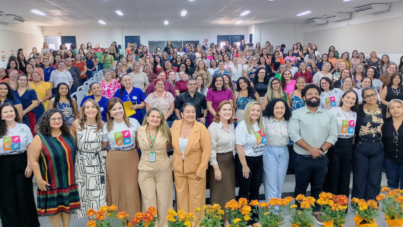 grupo de pessoas posa para a foto